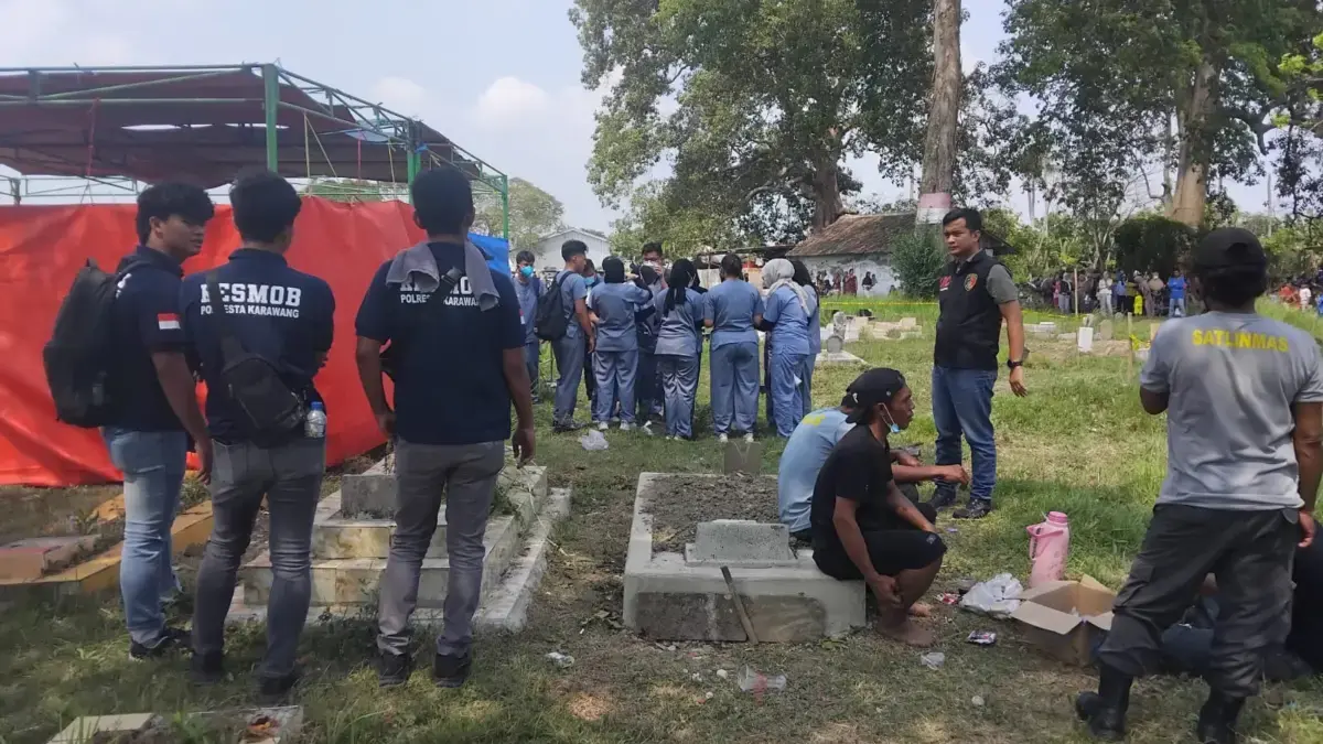 Polresta Karawang Bongkar Makam Pemuda Yang Tewas di Irigasi Batujaya Pemuda Yang Tewas di Irigasi Batujaya.