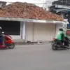 Arus lalu lintas di salah satu ruas jalan kawasan Jatimulya, Tambun Selatan. Pengendara diimbau meningkatkan k