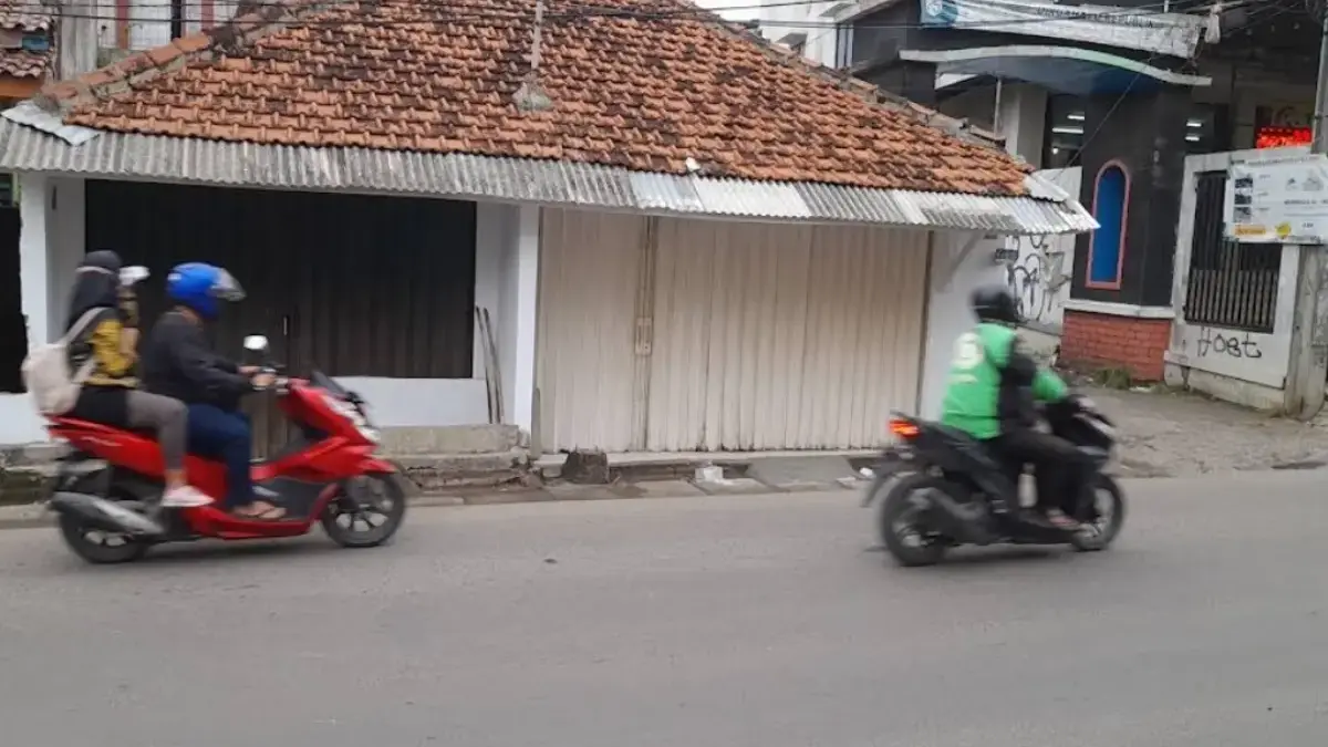 Arus lalu lintas di salah satu ruas jalan kawasan Jatimulya, Tambun Selatan. Pengendara diimbau meningkatkan k