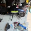 Teknisi melakukan pemeriksaan sepeda listrik di bengkel servis. Sejumlah tempat servis di sekitar Jatimulya.