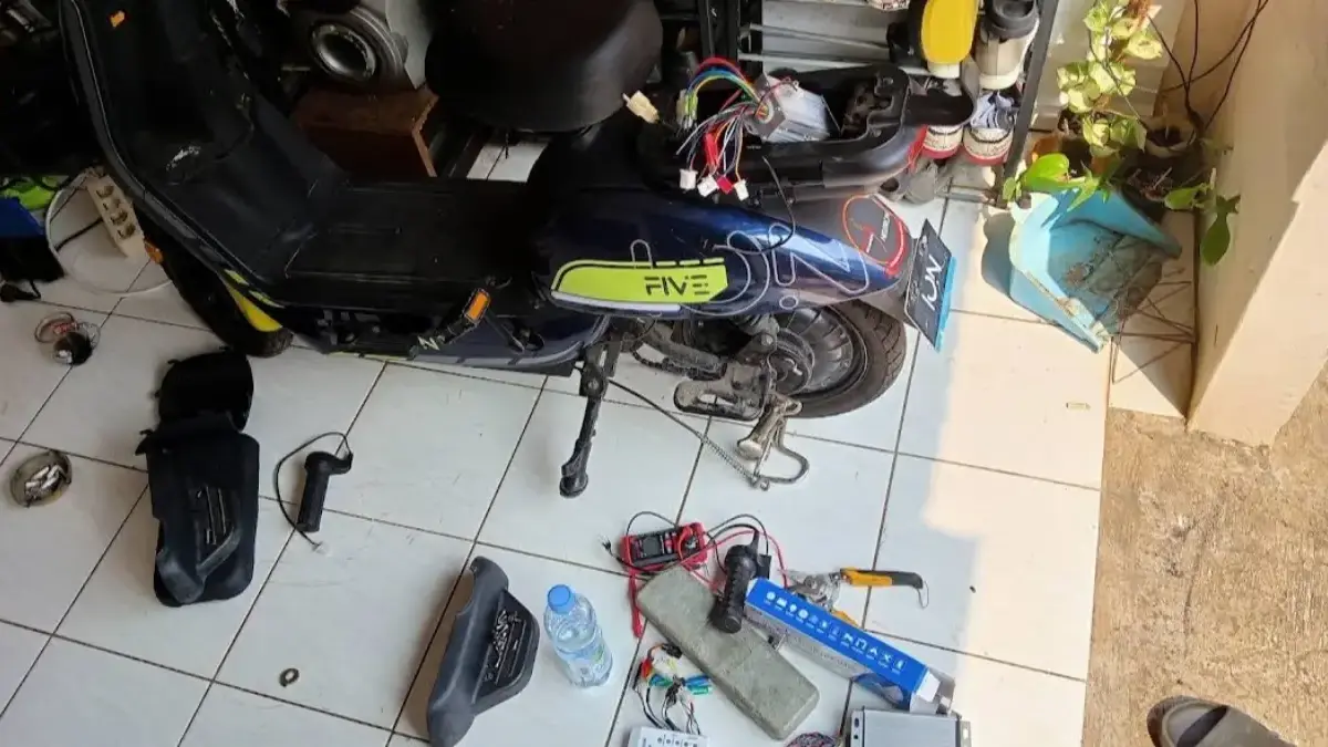 Warga Wajib Tahu! Ini 9 Tempat Servis Sepeda Listrik Terdekat di Jatimulya Tambun Selatan Teknisi melakukan pemeriksaan sepeda listrik di bengkel servis. Sejumlah tempat servis di sekitar Jatimulya.