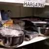 Aneka perlengkapan dapur seperti panci, wajan, pisau, rak dapur, hingga peralatan makan.