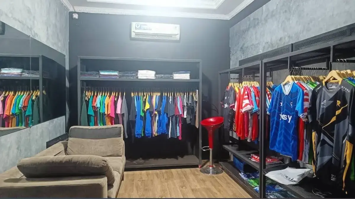Proses pembuatan jersey futsal custom menggunakan teknik sublimasi printing.