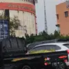 Pengendara melintas di salah satu ruas jalan kawasan industri Cikarang. Pengguna jalan diimbau.