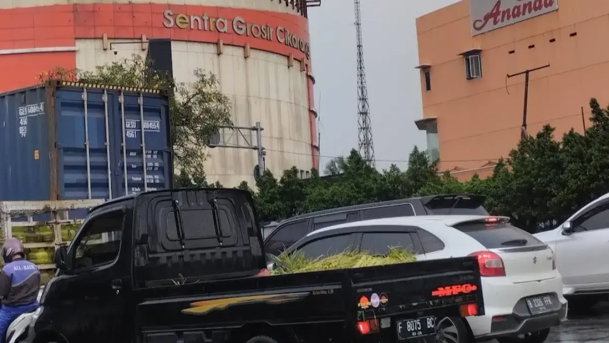 Pengendara melintas di salah satu ruas jalan kawasan industri Cikarang. Pengguna jalan diimbau.