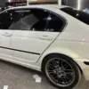 Ilustrasi pemasangan kaca film mobil.