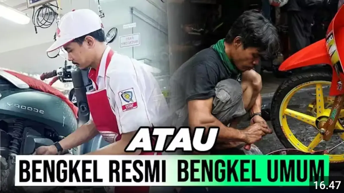 Ilustrasi mekanik melakukan servis motor matic.