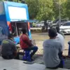 Petugas melayani masyarakat yang memperpanjang Surat Izin Mengemudi (SIM).