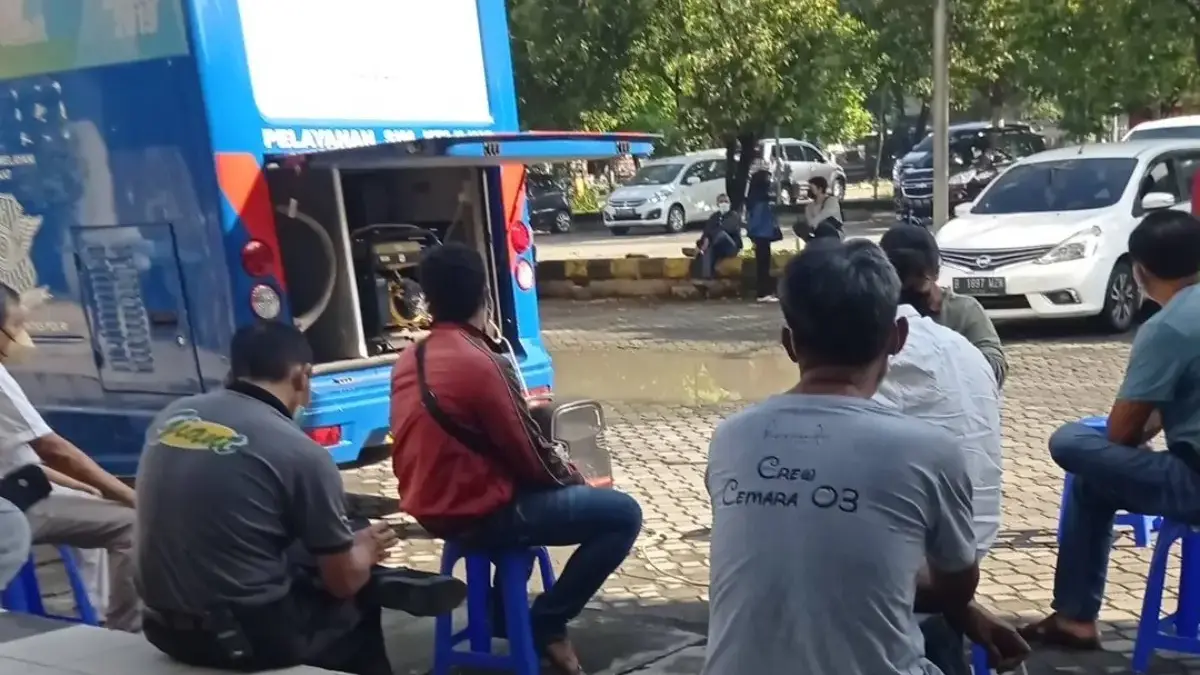 Petugas melayani masyarakat yang memperpanjang Surat Izin Mengemudi (SIM).