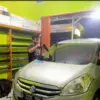 Ilustrasi pemasangan kaca film mobil.