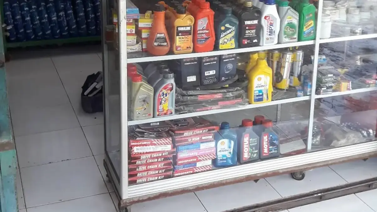 Ilustrasi penggantian oli sepeda motor.
