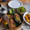 Ilustrasi suasana makan bersama keluarga di salah satu restoran kawasan Bekasi Timur.