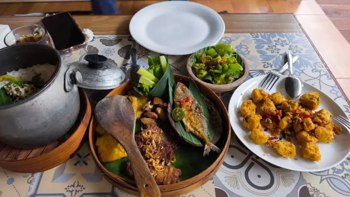 Daftar 16 Tempat Makan Keluarga di Bekasi Timur, Ada yang Murah Meriah hingga Cocok Buat Acara Keluarga Ilustrasi suasana makan bersama keluarga di salah satu restoran kawasan Bekasi Timur.