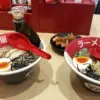 Semangkuk ramen hangat dengan kuah gurih dan aneka topping yang menjadi pilihan kuliner.
