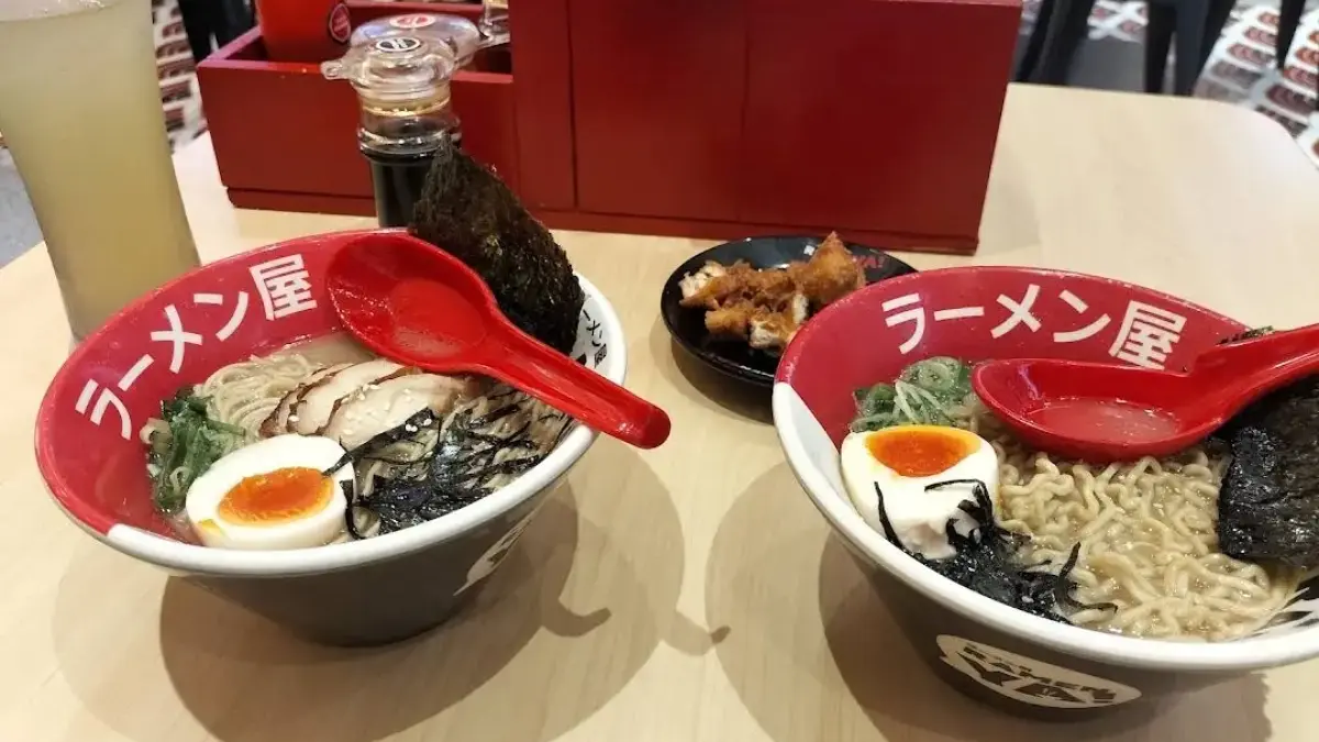 Semangkuk ramen hangat dengan kuah gurih dan aneka topping yang menjadi pilihan kuliner.