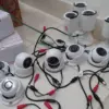 Sejumlah kamera CCTV terpasang di area rumah dan tempat usaha sebagai bagian dari sistem keamanan.