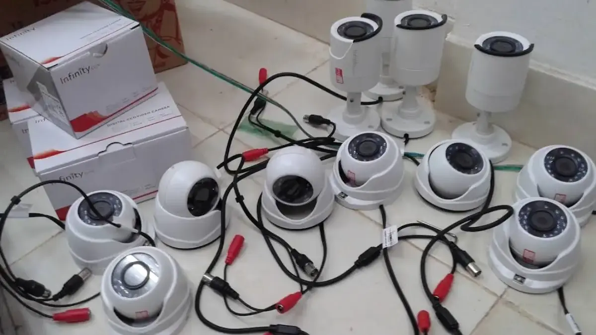 Sejumlah kamera CCTV terpasang di area rumah dan tempat usaha sebagai bagian dari sistem keamanan.