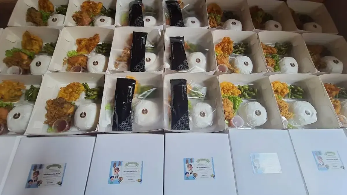 Daftar 15 Catering Nasi Box di Jatimulya, Tambun Selatan dan Bekasi Timur, No 11 Lauknya Bikin Makin Lahap! Sejumlah nasi box dengan lauk lengkap yang bisa menjadi pilihan konsumsi untuk acara keluarga.