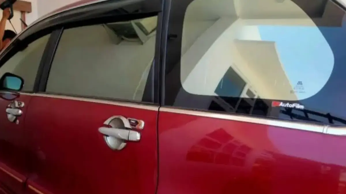 Perbandingan teknologi kaca film nano ceramic dan metallic.