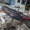 Aktivitas mekanik saat melakukan servis sepeda motor di bengkel umum.