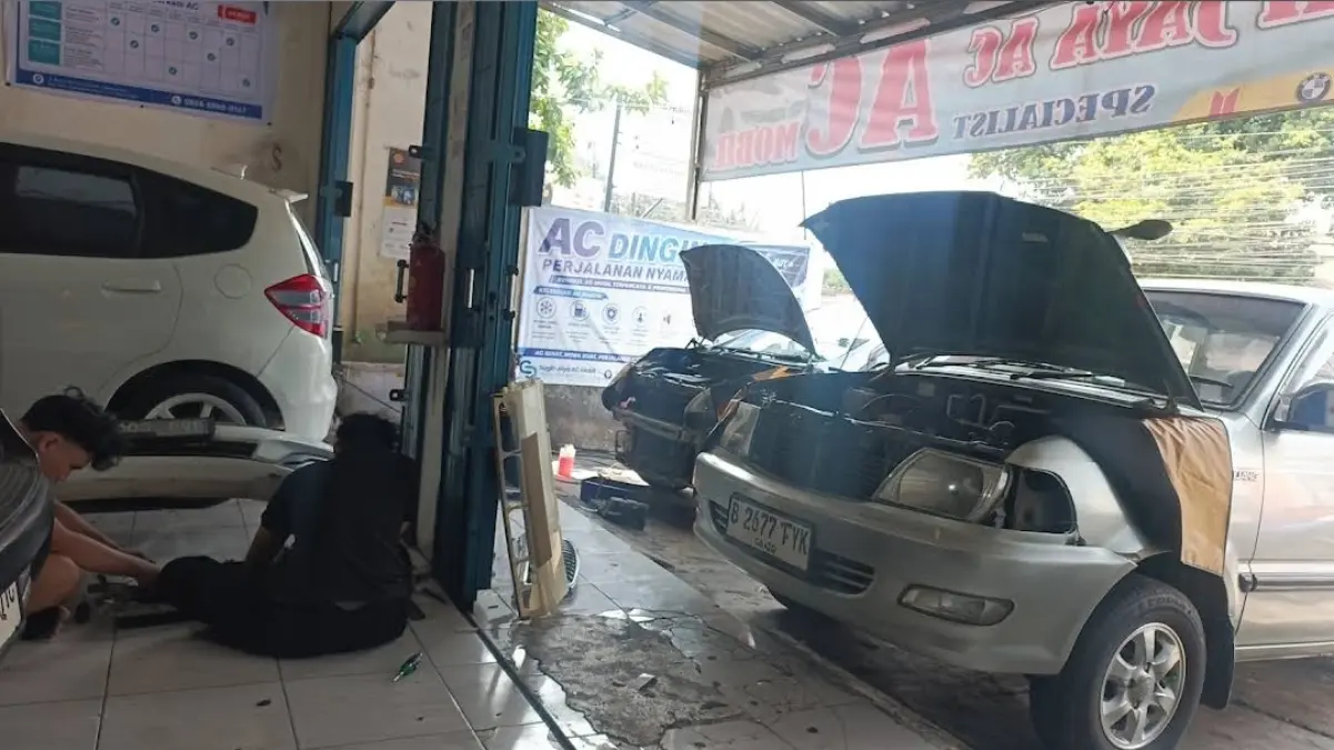 Ilustrasi pemeriksaan sistem AC mobil dan komponen mesin