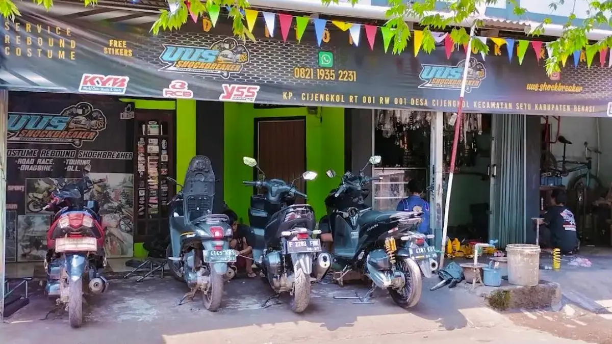 Shockbreaker depan sepeda motor perlu diperiksa secara berkala.