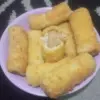 Risoles mayo dengan isian telur, smoked beef, keju dan mayones.