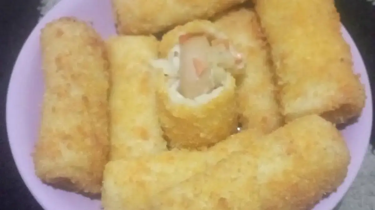 Risoles mayo dengan isian telur, smoked beef, keju dan mayones.