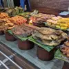 Nasi liwet lengkap dengan lauk, sambal dan lalapan menjadi pilihan kuliner favorit.