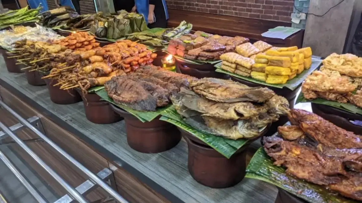 Nasi liwet lengkap dengan lauk, sambal dan lalapan menjadi pilihan kuliner favorit.