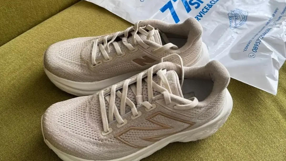 Sejumlah jasa shoes laundry di kawasan Jatimulya Tambun Selatan dan Bekasi Timur .