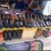 Jasa reparasi sepatu dapat menjadi solusi untuk memperbaiki sol lepas.
