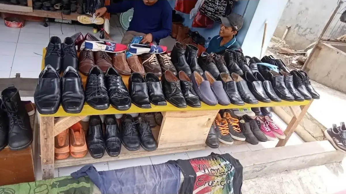 Baru Jebol Jangan Dibuang! Ini 12 Tempat Sol Sepatu di Jatimulya Tambun Selatan dan Bekasi Timur Jasa reparasi sepatu dapat menjadi solusi untuk memperbaiki sol lepas.