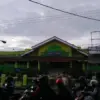 Aktivitas jual beli kebutuhan pokok di pasar tradisional Kabupaten Bekasi.