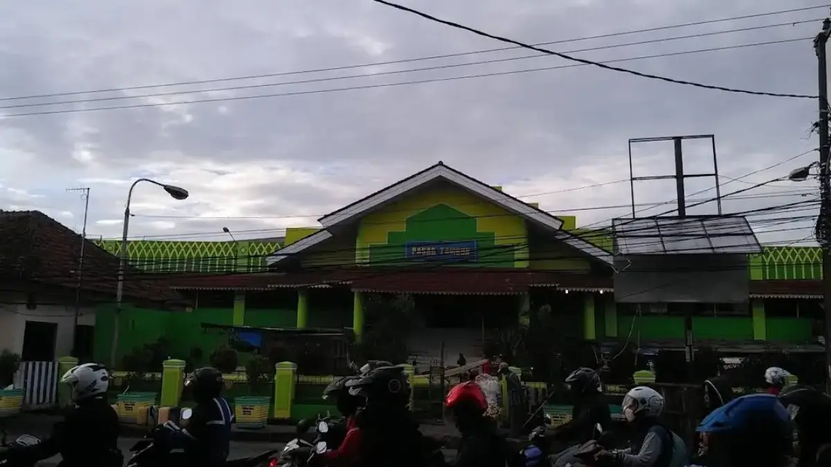Aktivitas jual beli kebutuhan pokok di pasar tradisional Kabupaten Bekasi.