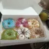 Aneka donat dengan berbagai topping dan varian rasa menjadi salah satu camilan favorit masyarakat.