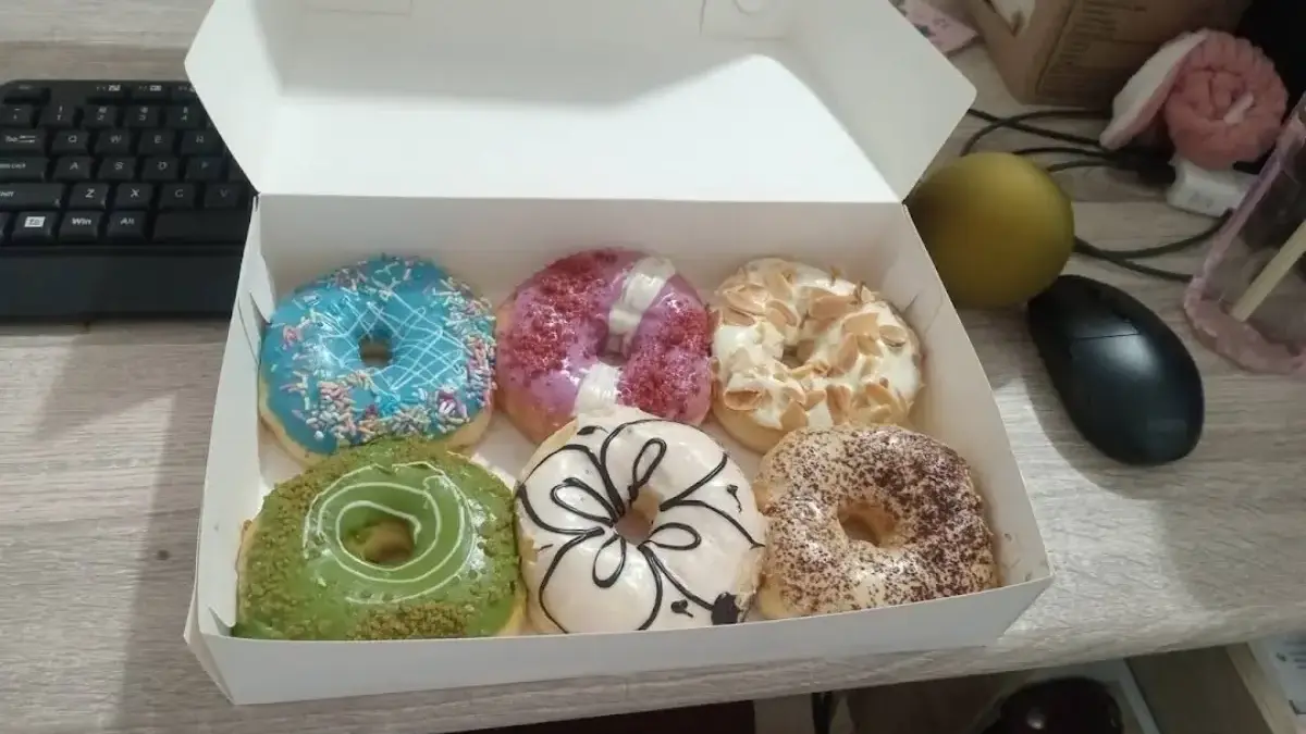 Aneka donat dengan berbagai topping dan varian rasa menjadi salah satu camilan favorit masyarakat.