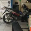 Aktivitas perbaikan ban motor di salah satu bengkel kawasan Jatimulya, Tambun Selatan, Kabupaten Bekasi.
