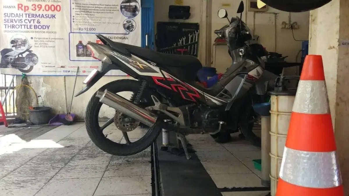 Aktivitas perbaikan ban motor di salah satu bengkel kawasan Jatimulya, Tambun Selatan, Kabupaten Bekasi.