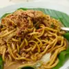 Semangkuk bakmi Jawa dengan kuah gurih dan topping melimpah.