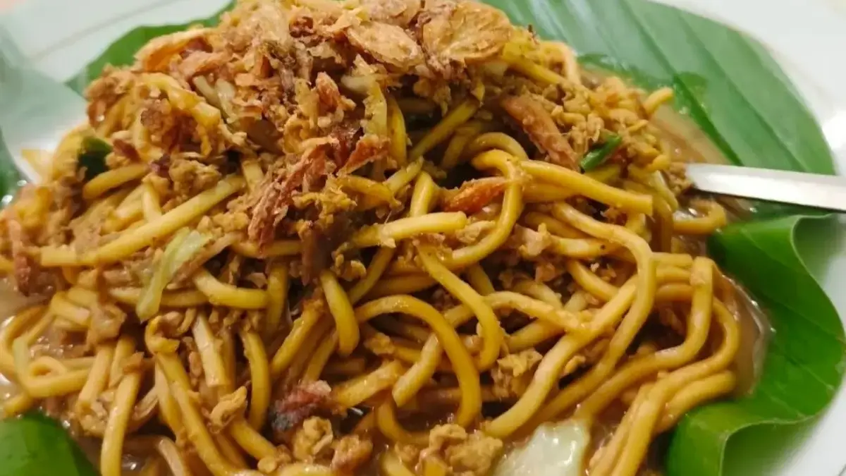 Semangkuk bakmi Jawa dengan kuah gurih dan topping melimpah.