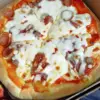 Pizza dengan berbagai pilihan topping menjadi salah satu makanan yang cocok disantap bersama keluarga.