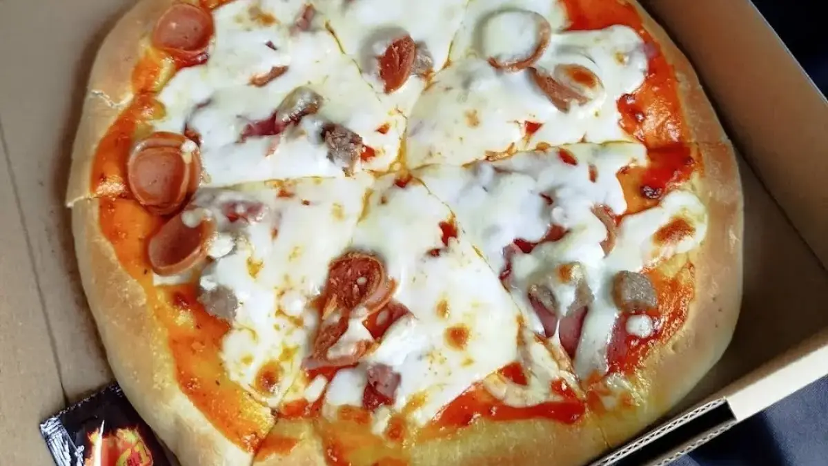 Pizza dengan berbagai pilihan topping menjadi salah satu makanan yang cocok disantap bersama keluarga.
