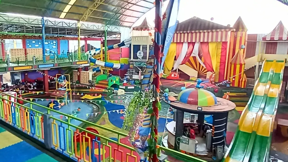 Kolam renang indoor menjadi pilihan bagi keluarga di Bekasi yang ingin berenang.