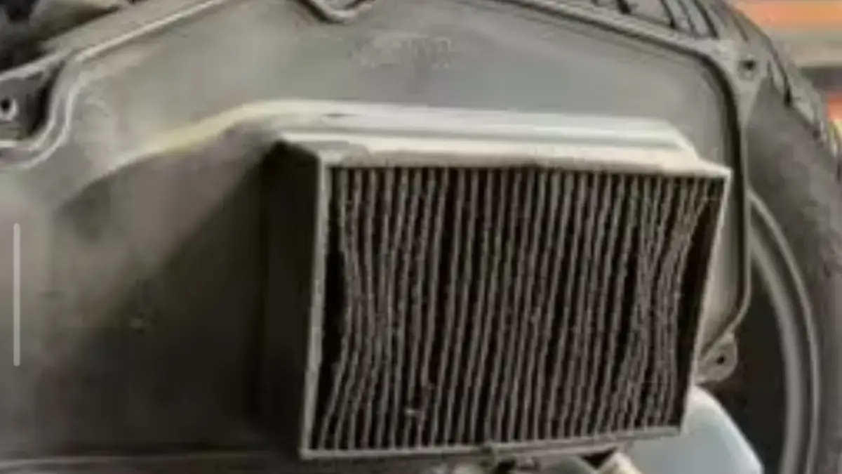 Membersihkan filter udara motor matic secara berkala dapat membantu.