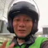 Ilustrasi penggunaan aplikasi ojek online untuk membandingkan tarif perjalanan.