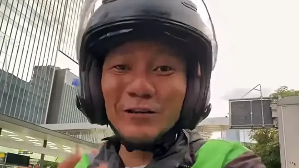 Ilustrasi penggunaan aplikasi ojek online untuk membandingkan tarif perjalanan.