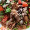 Sop iga dengan kuah gurih dan potongan iga sapi menjadi salah satu menu favorit.