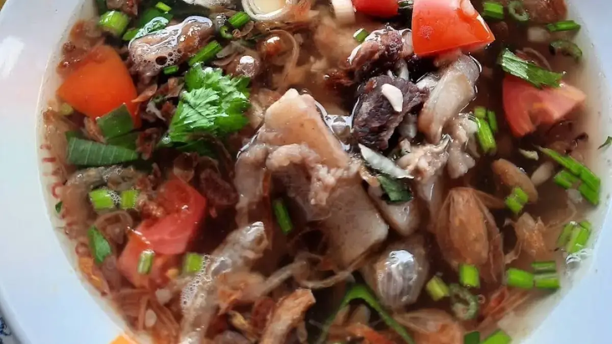 Sop iga dengan kuah gurih dan potongan iga sapi menjadi salah satu menu favorit.