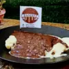 Kue pancong dengan berbagai pilihan topping menjadi salah satu jajanan yang banyak dicari
